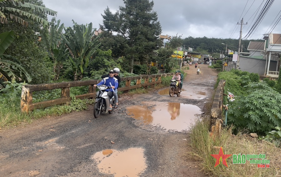 Cây cầu ở xã Ea Hiao xuống cấp nghiêm trọng